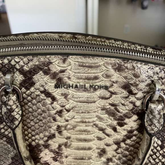 Michael Kors authentic purse - Picture 2 of 6